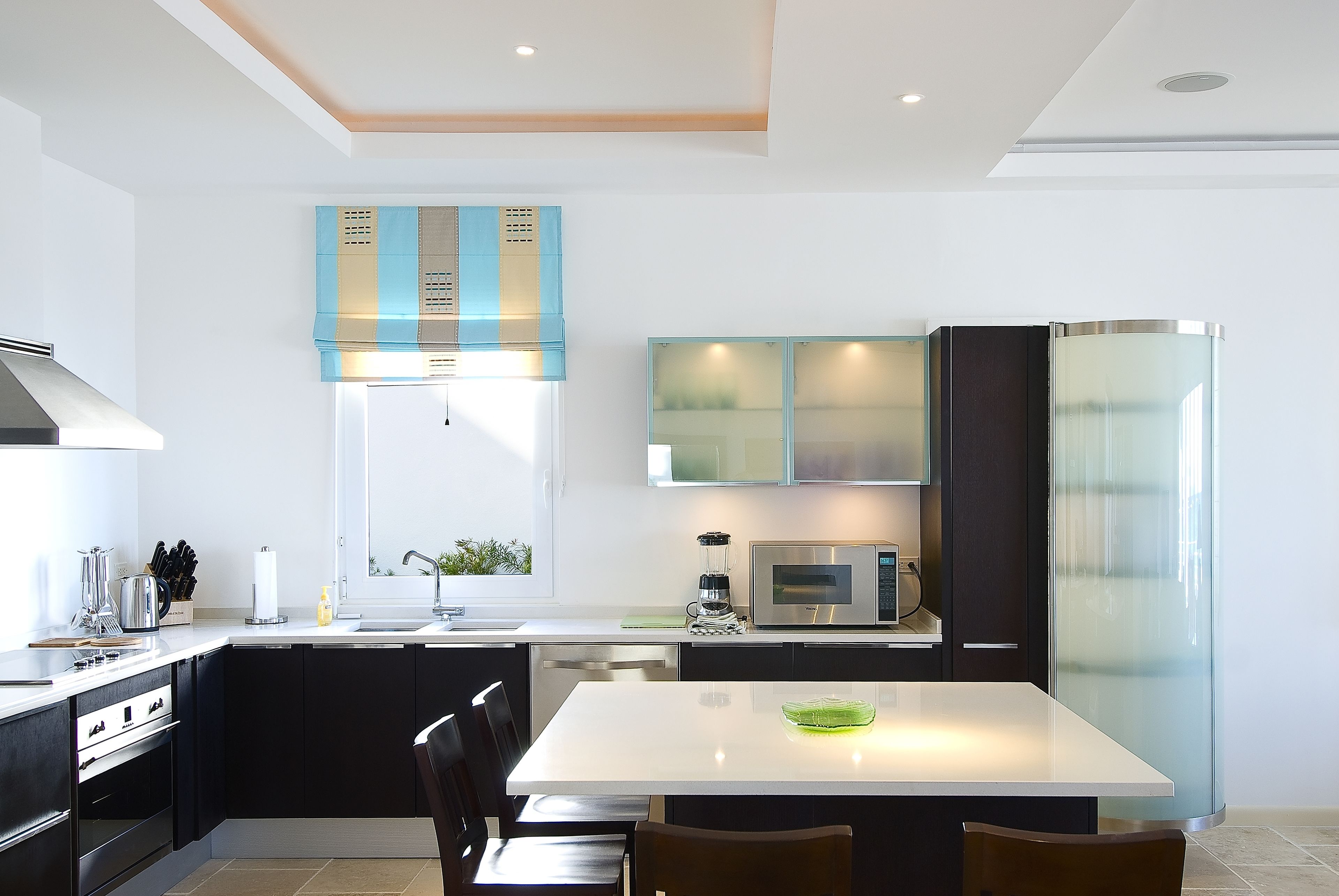 full-sized fridge, microwave, oven, stovetop