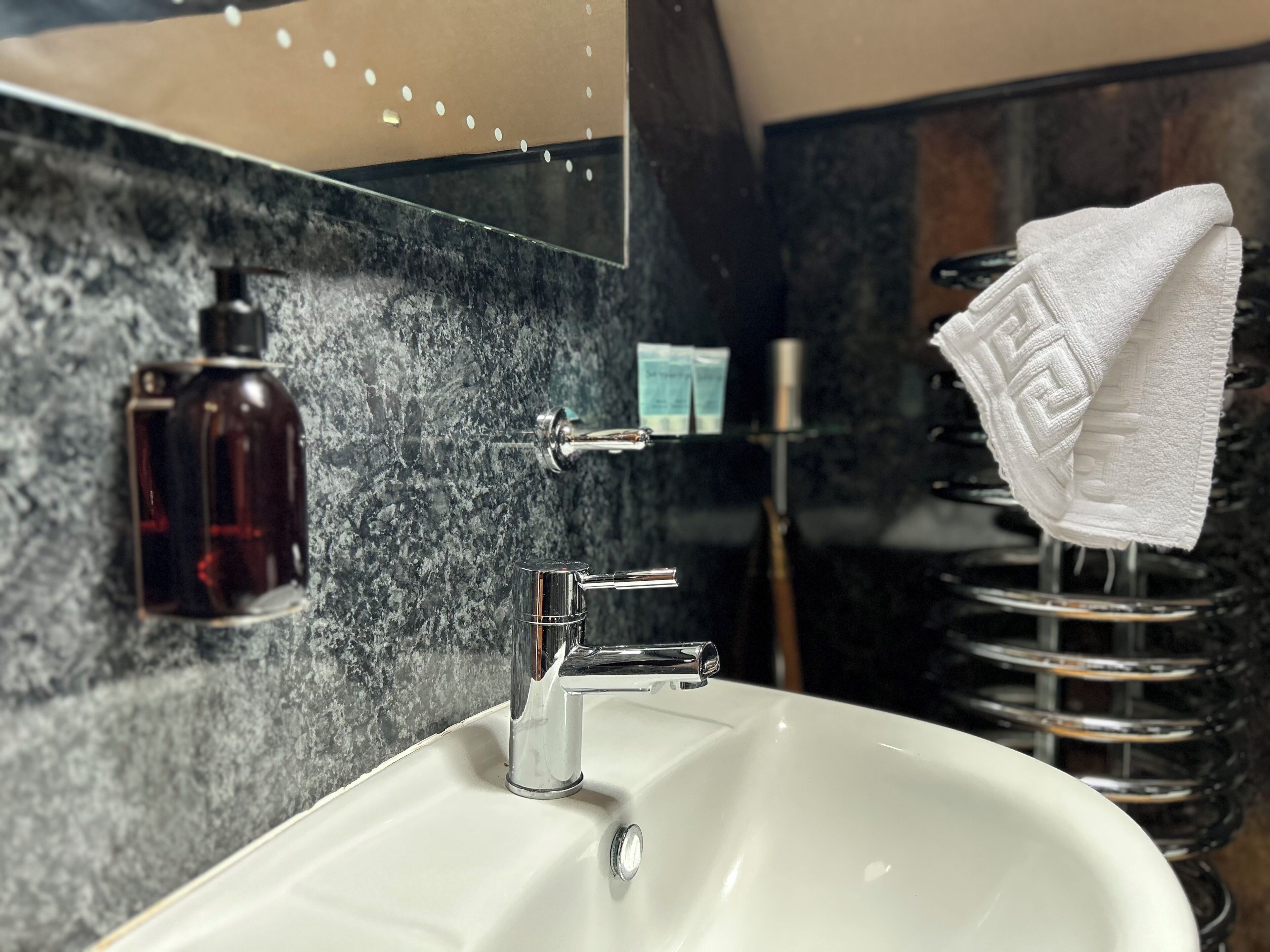 Habitación con 1 cama doble o 2 individuales | Baño | Ducha, secador de pelo y toallas
