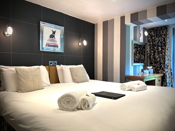 ห้องพรีเมียร์ดับเบิลหรือทวิน | ห้องพักตกแต่งอย่างมีเอกลักษณ์, ตกแต่งพิเศษโดยเฉพาะ, โต๊ะทำงาน