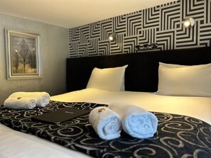Quarto casal ou duplo premier | Individualmente decorados, individualmente mobiliados, escrivaninha