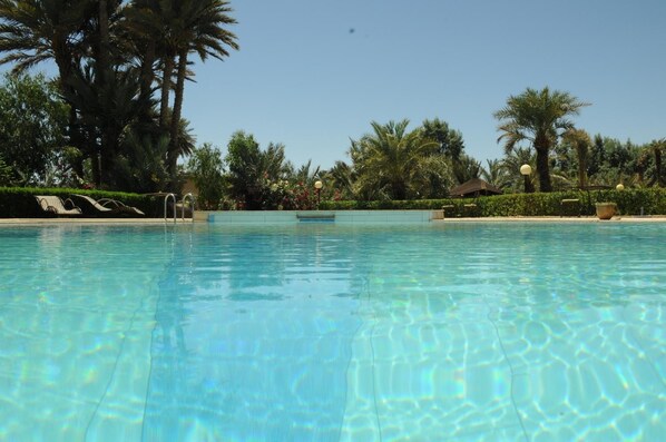 Außenpool, Liegestühle