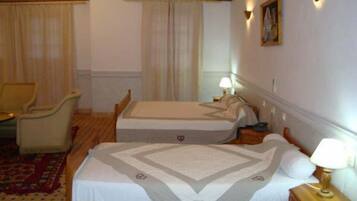 Roupas de cama premium, frigobar, cofres nos quartos, escrivaninha