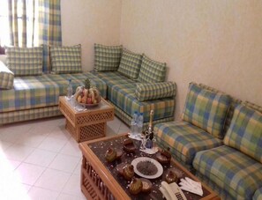 Suite, 1 King Bed, Garden View | Breakfast area