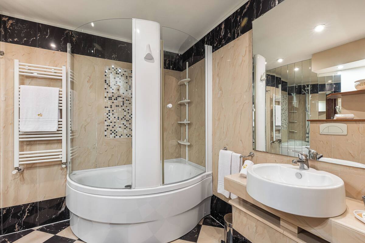 suite | bathroom | hair dryer, bidet, towels