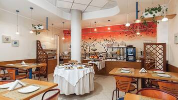 Colazione a buffet, servita tutte le mattine (10 EUR a persona)