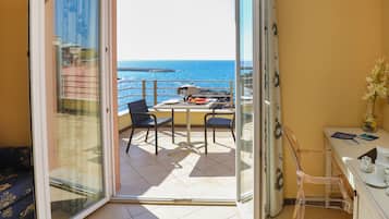 Suite junior, hidromasaje, vista al mar | Balcón