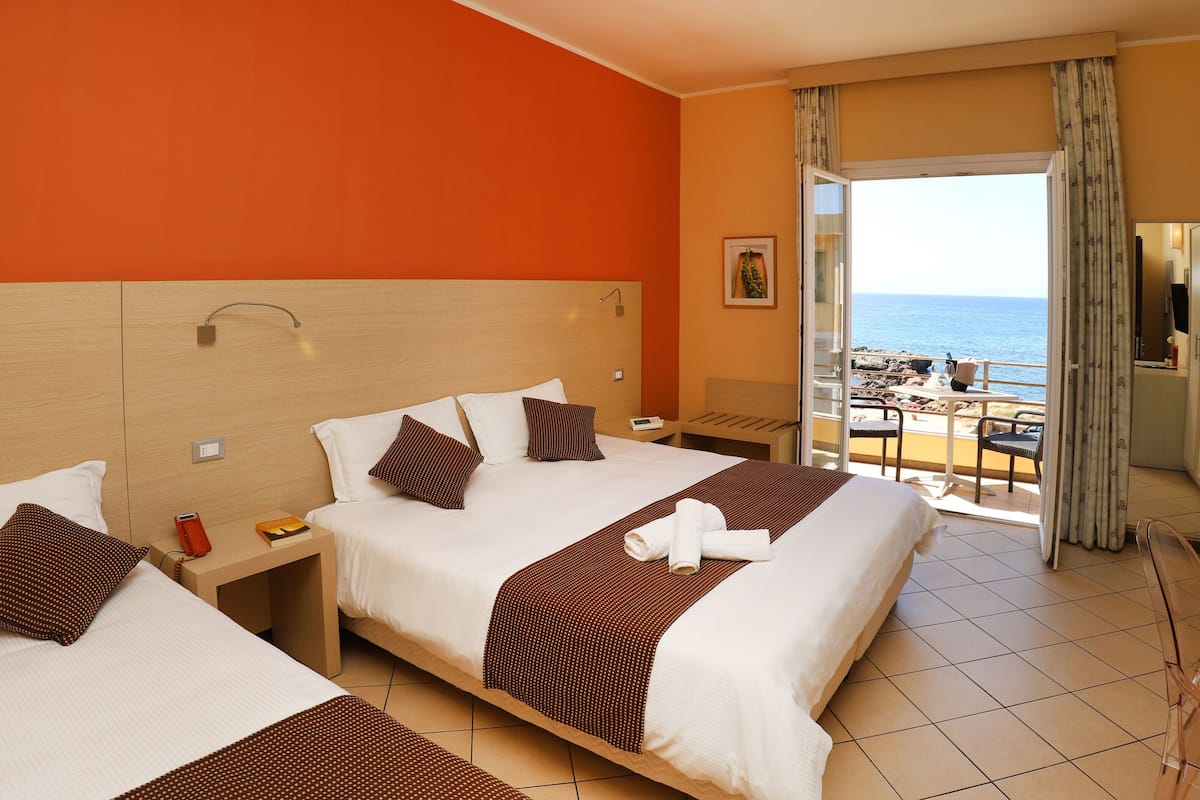 Panorama driepersoonskamer, balkon, uitzicht op zee | 1 slaapkamer, een minibar, een bureau, geluiddichte muren