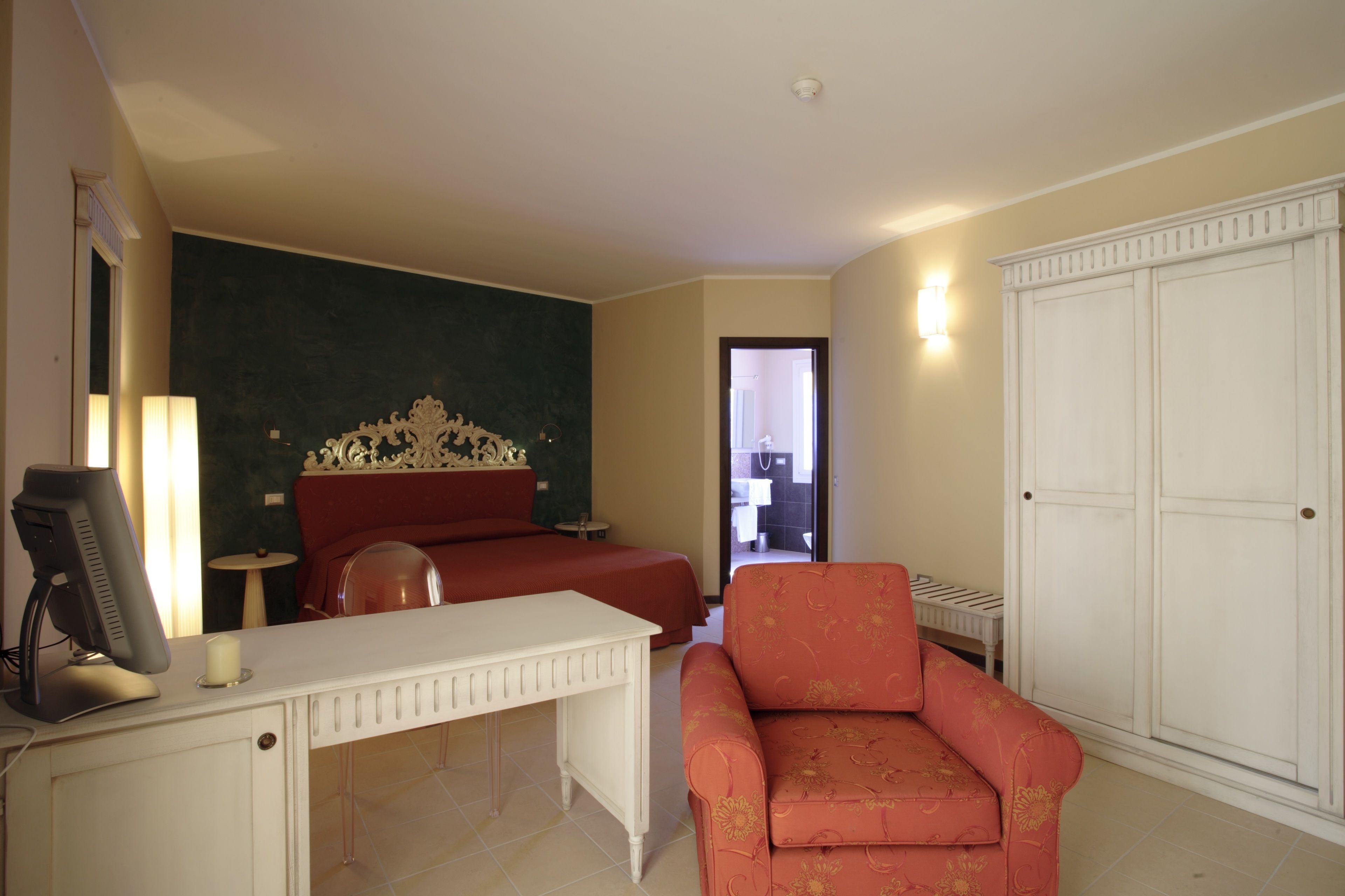 junior suite | 1 bedroom, minibar, desk, soundproofing