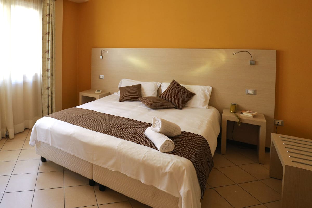 1 slaapkamer, een minibar, een bureau, geluiddichte muren