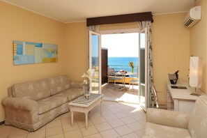 Junior Suite, Terrace, Sea View | Living area | 32-inch LCD TV with satellite channels, TV - Janus Hotel (Castelsardo)