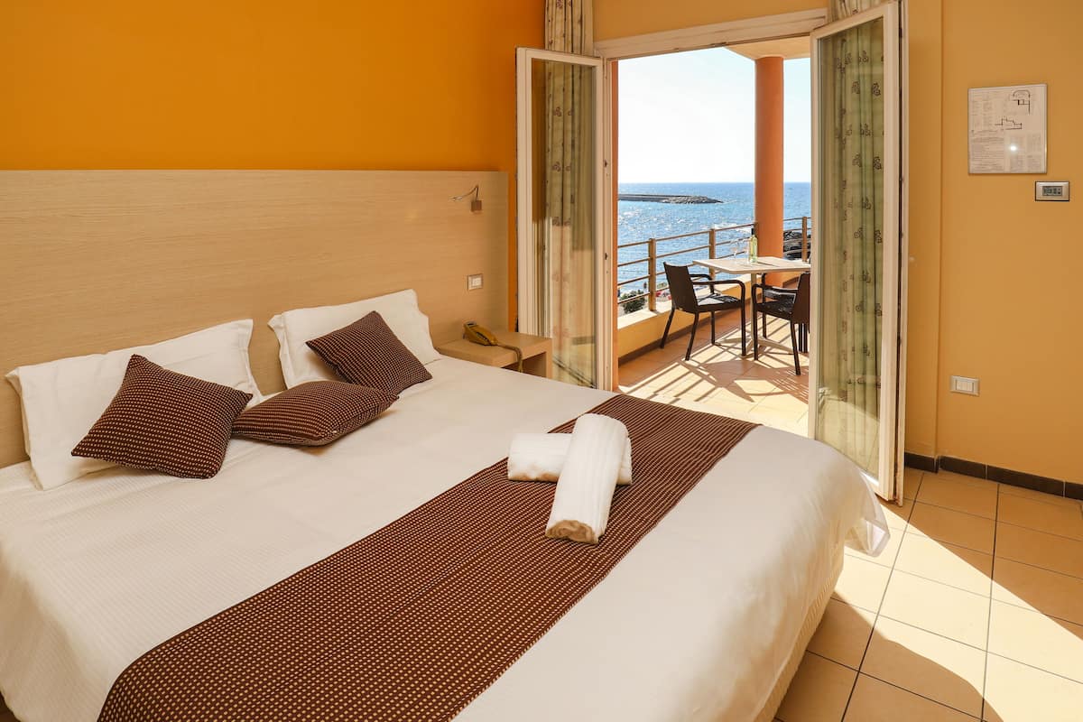 panoramic double room, balcony, sea view | 1 bedroom, minibar, desk, soundproofing