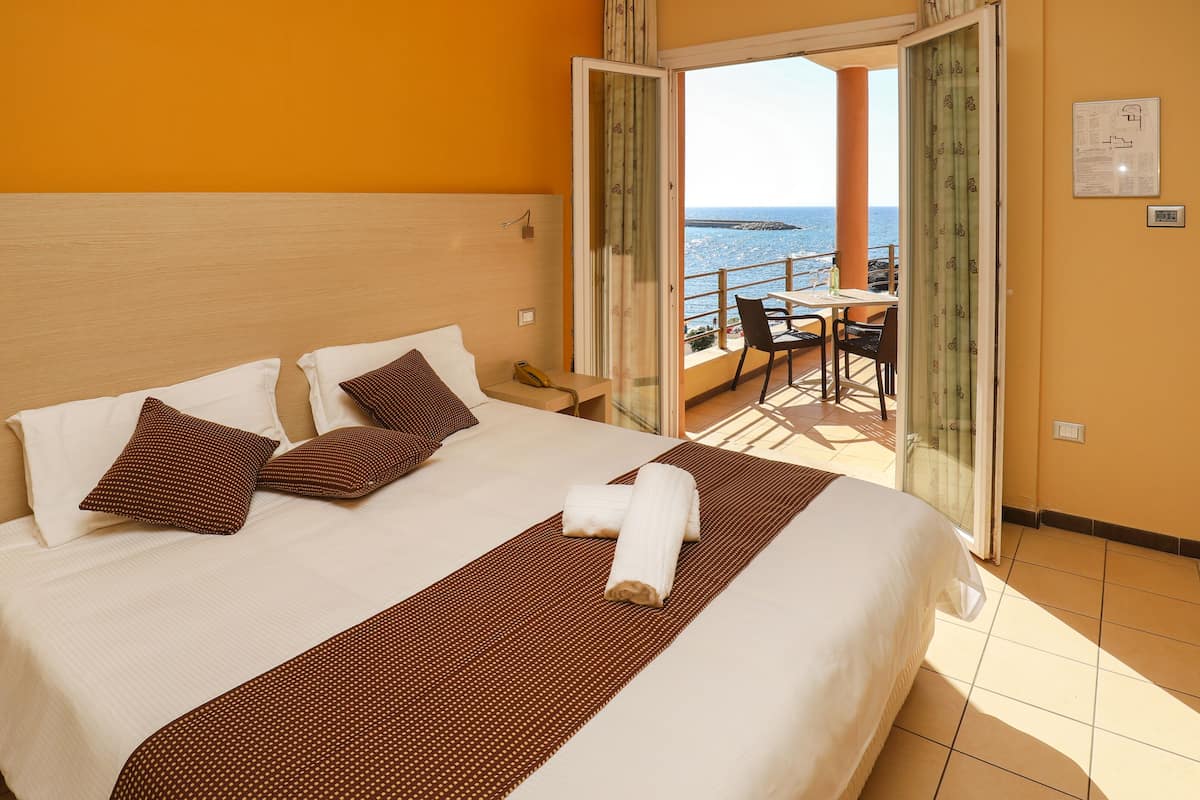 Panorama tweepersoonskamer, balkon, uitzicht op zee | 1 slaapkamer, een minibar, een bureau, geluiddichte muren