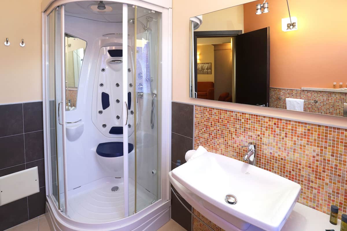 junior suite | bathroom | free toiletries, hair dryer, slippers, bidet