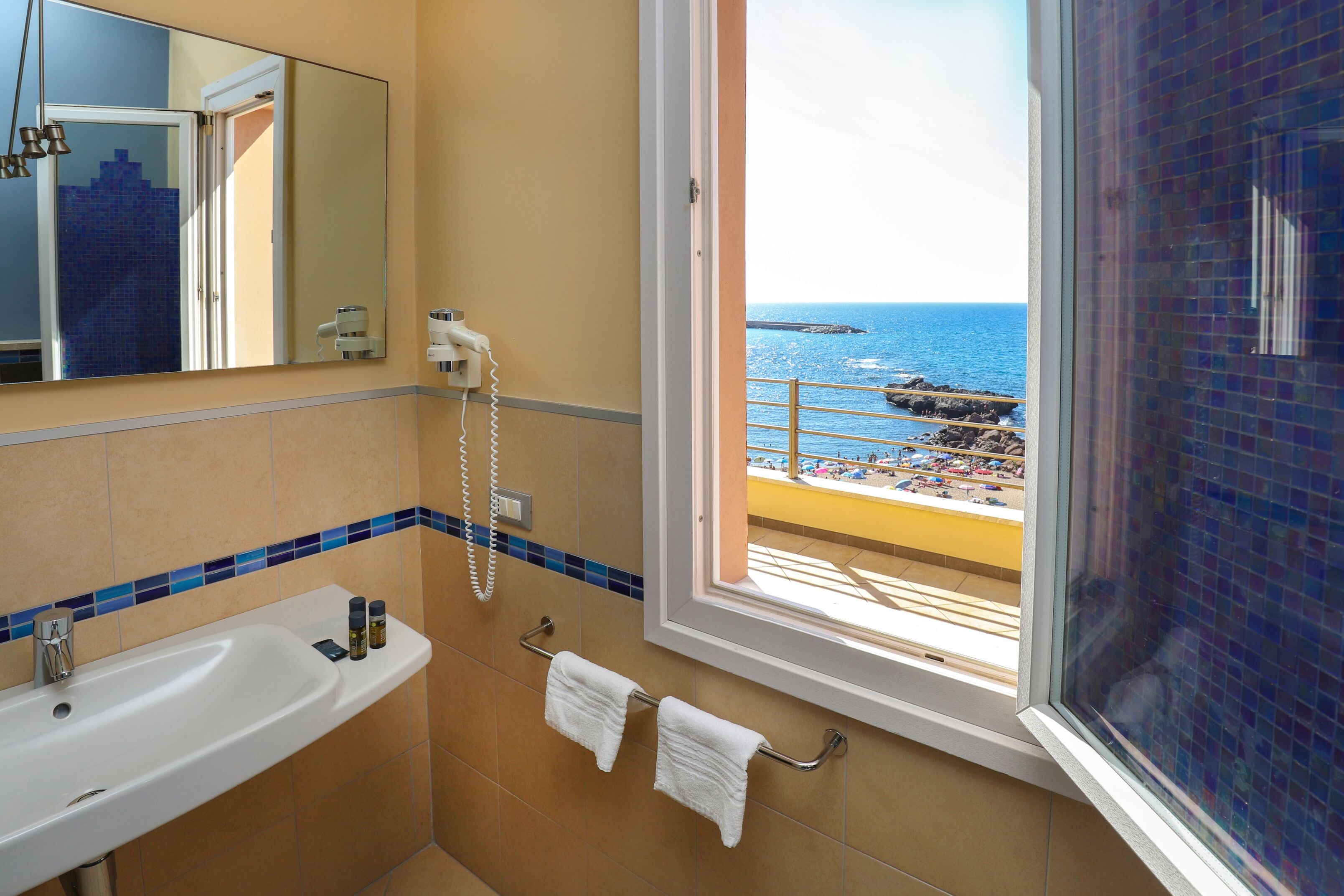 junior suite, jetted tub, sea view | bathroom | free toiletries, hair dryer, slippers, bidet