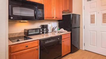 Full-size fridge, microwave, dishwasher, coffee/tea maker