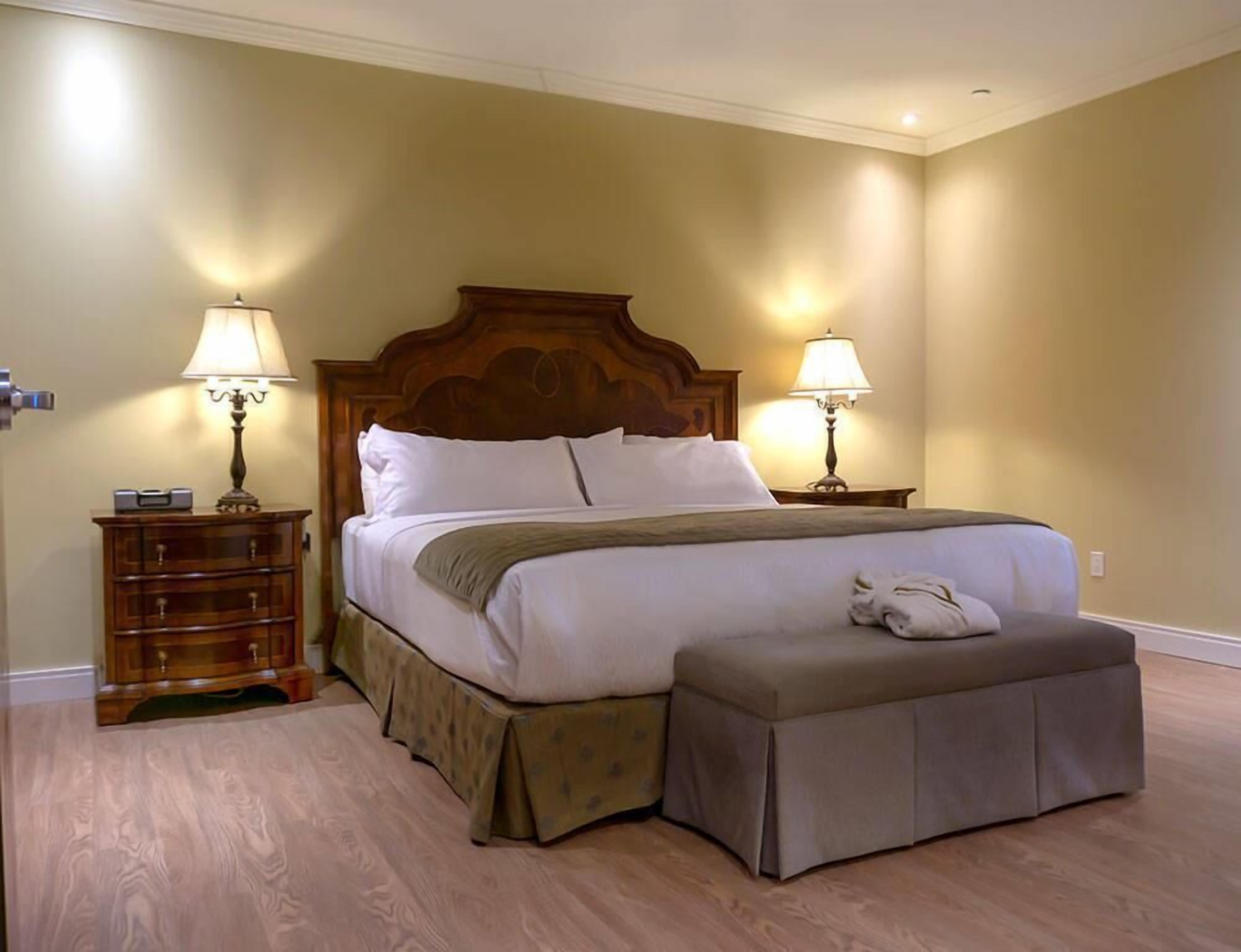 Standard Room, Multiple Beds, Non Smoking | Hypo-allergenic bedding, down comforters, desk, laptop workspace