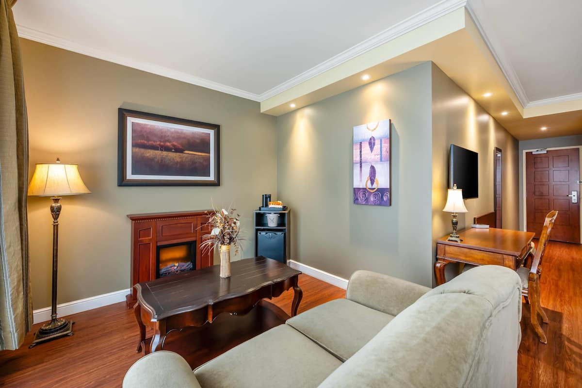Suite, Multiple Beds, Non Smoking | Hypo-allergenic bedding, down comforters, desk, laptop workspace