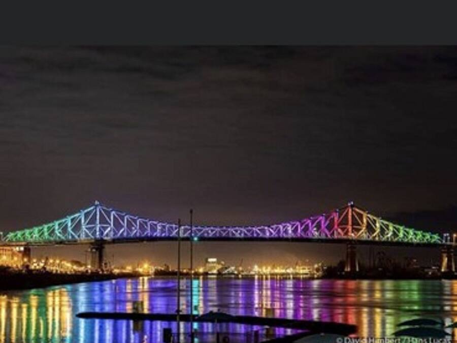 Un puente de noche con luces de colores.