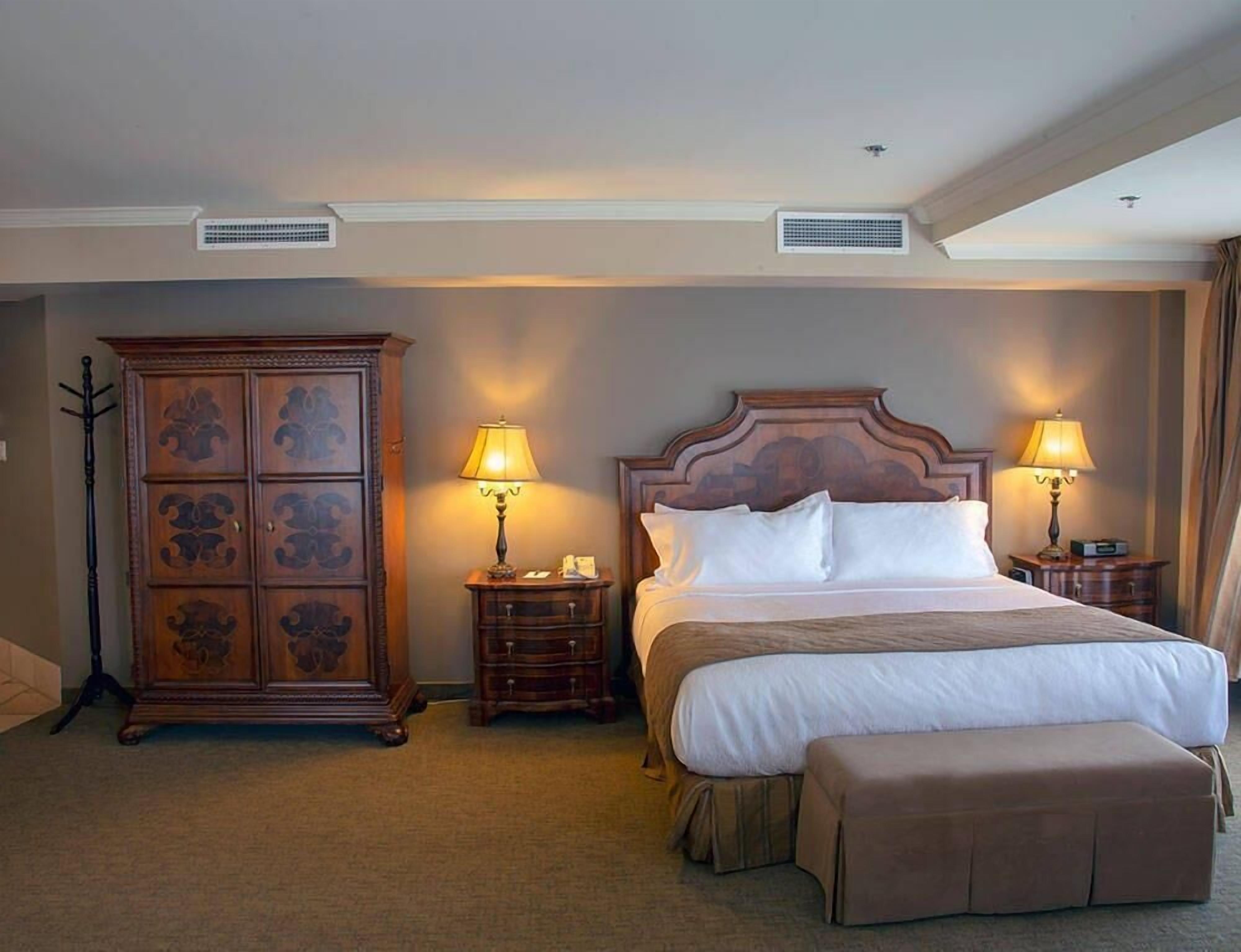 Suite, Multiple Beds, Non Smoking, Jetted Tub (Efficiency, Whirlpool) | Hypo-allergenic bedding, down comforters, desk, laptop workspace