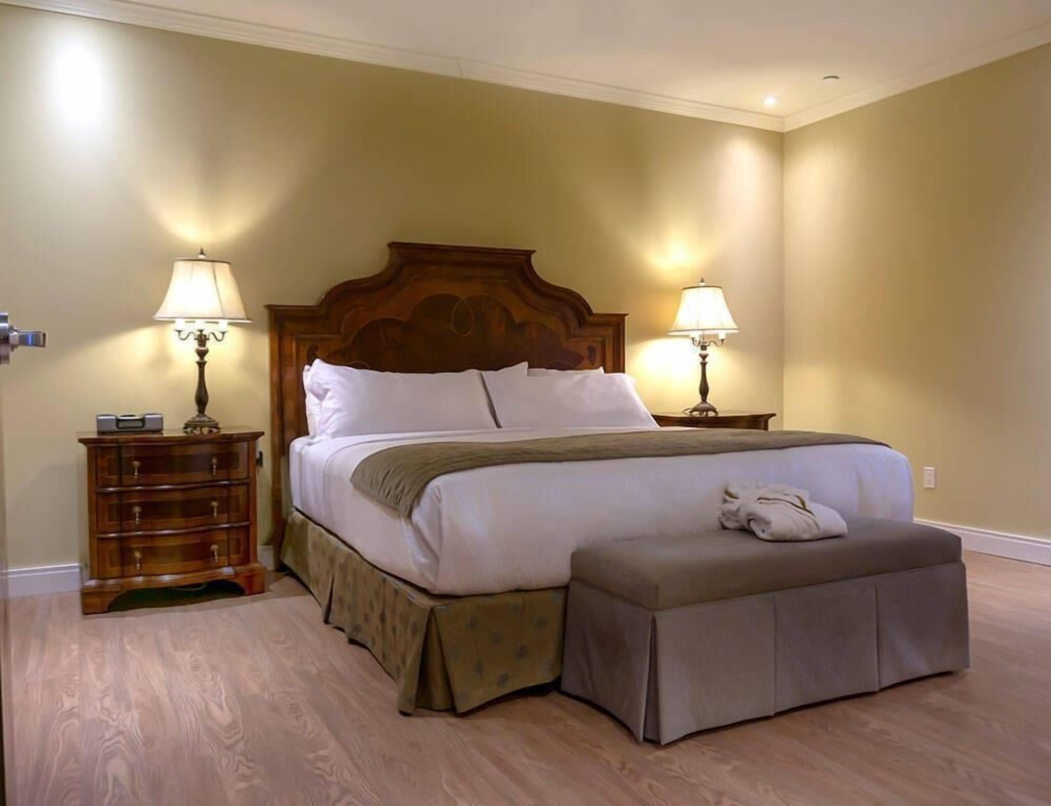 Standard Room, Multiple Beds, Non Smoking | Hypo-allergenic bedding, down comforters, desk, laptop workspace