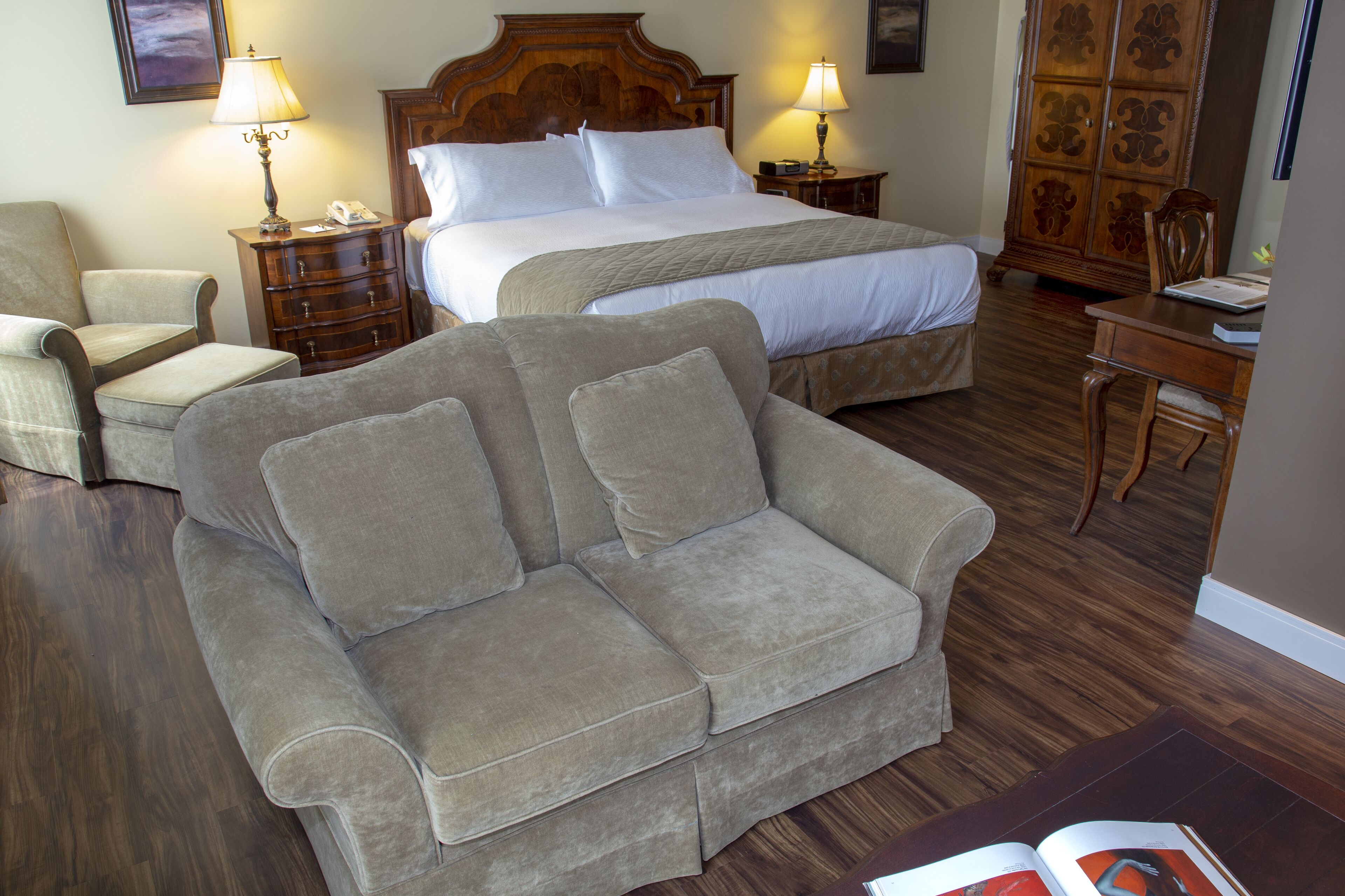 junior suite, 1 king bed | hypo-allergenic bedding, down duvets, desk, laptop workspace