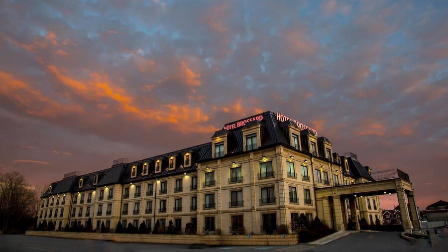 Hotel Brossard, an Ascend Collection Hotel