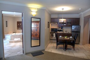 Una cocina moderna con comedor, horno empotrado, microondas y refrigerador.