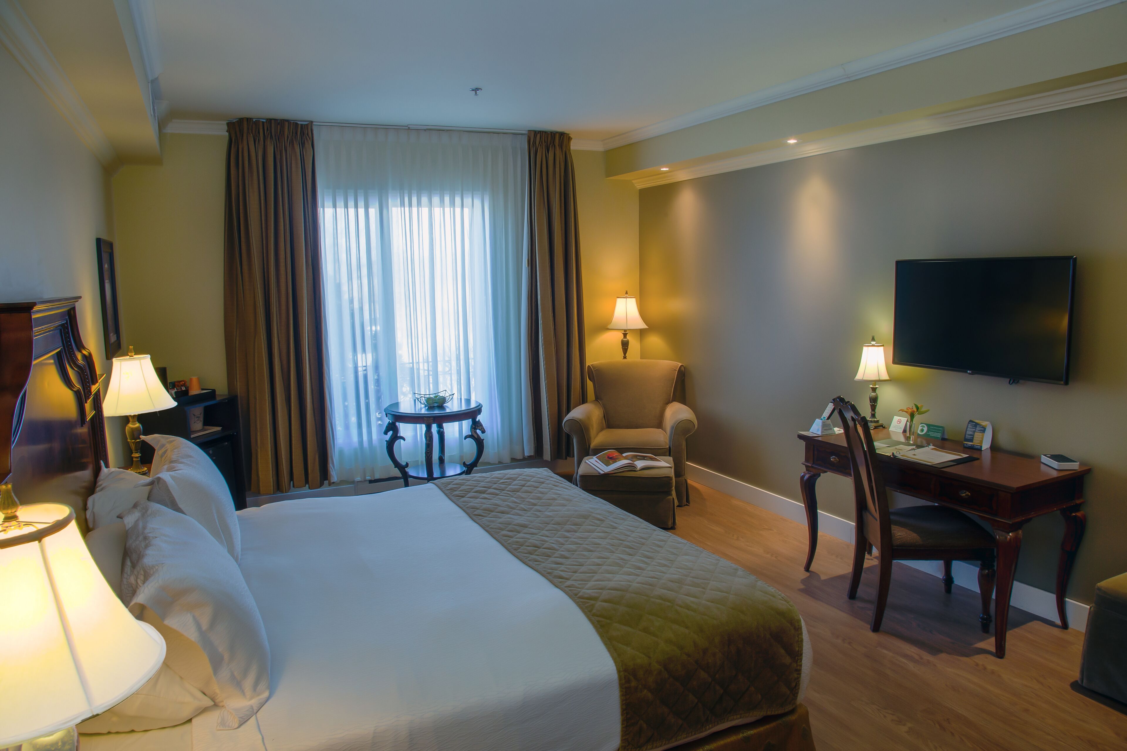 standard room, 1 king bed | hypo-allergenic bedding, down duvets, desk, laptop workspace