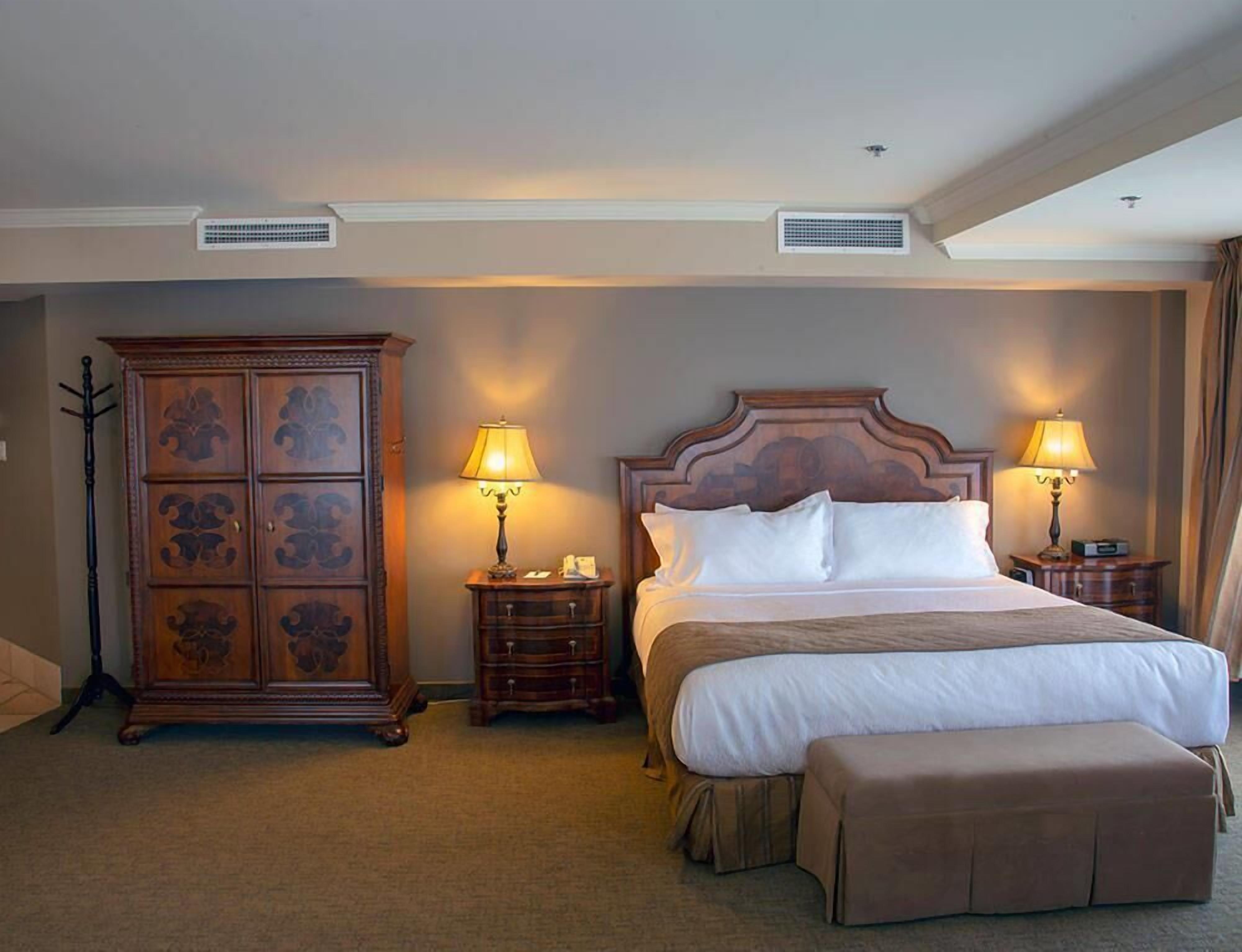 Suite, Multiple Beds, Non Smoking, Jetted Tub (Efficiency, Whirlpool) | Hypo-allergenic bedding, down comforters, desk, laptop workspace
