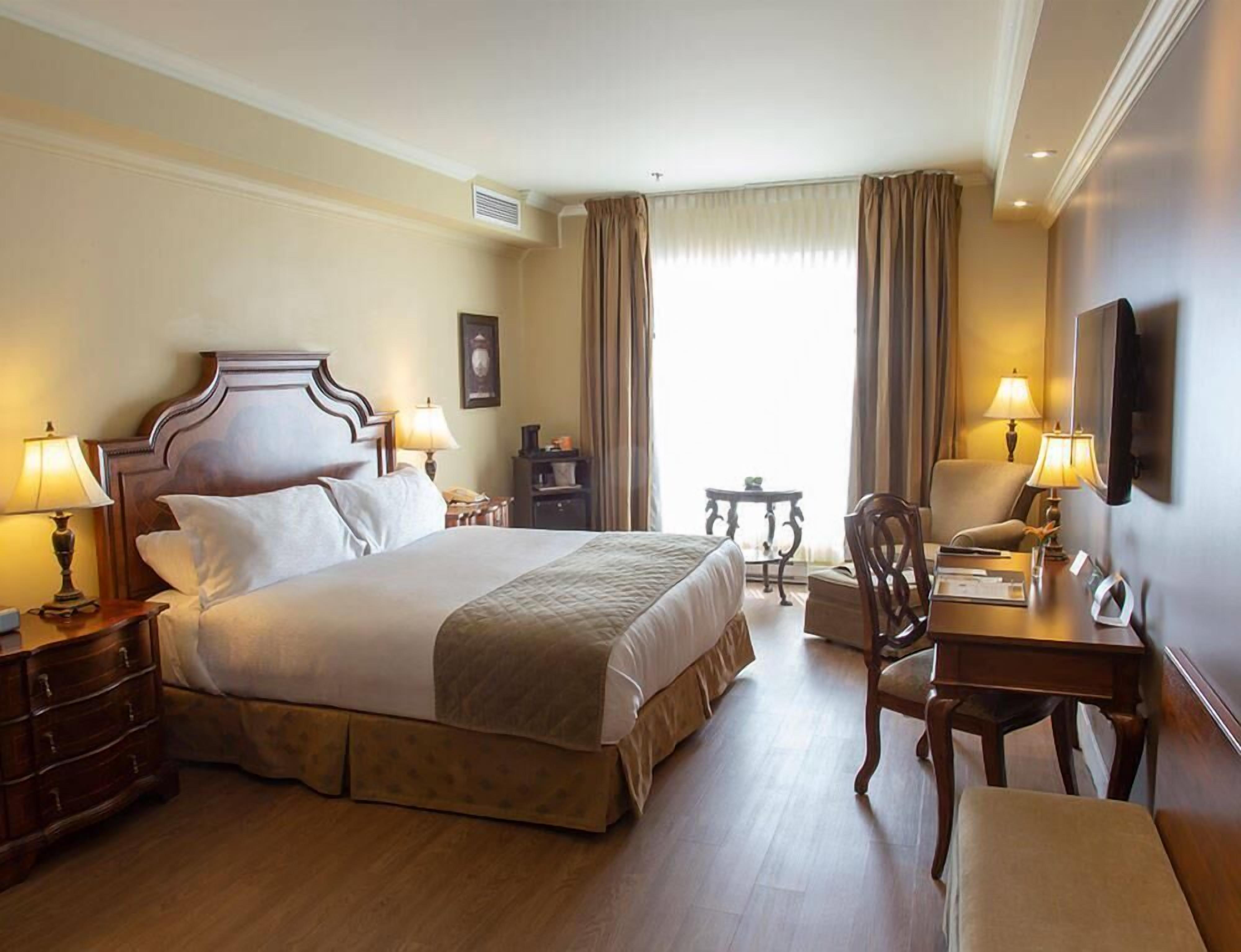 Standard Room, 1 King Bed, Non Smoking | Hypo-allergenic bedding, down comforters, desk, laptop workspace