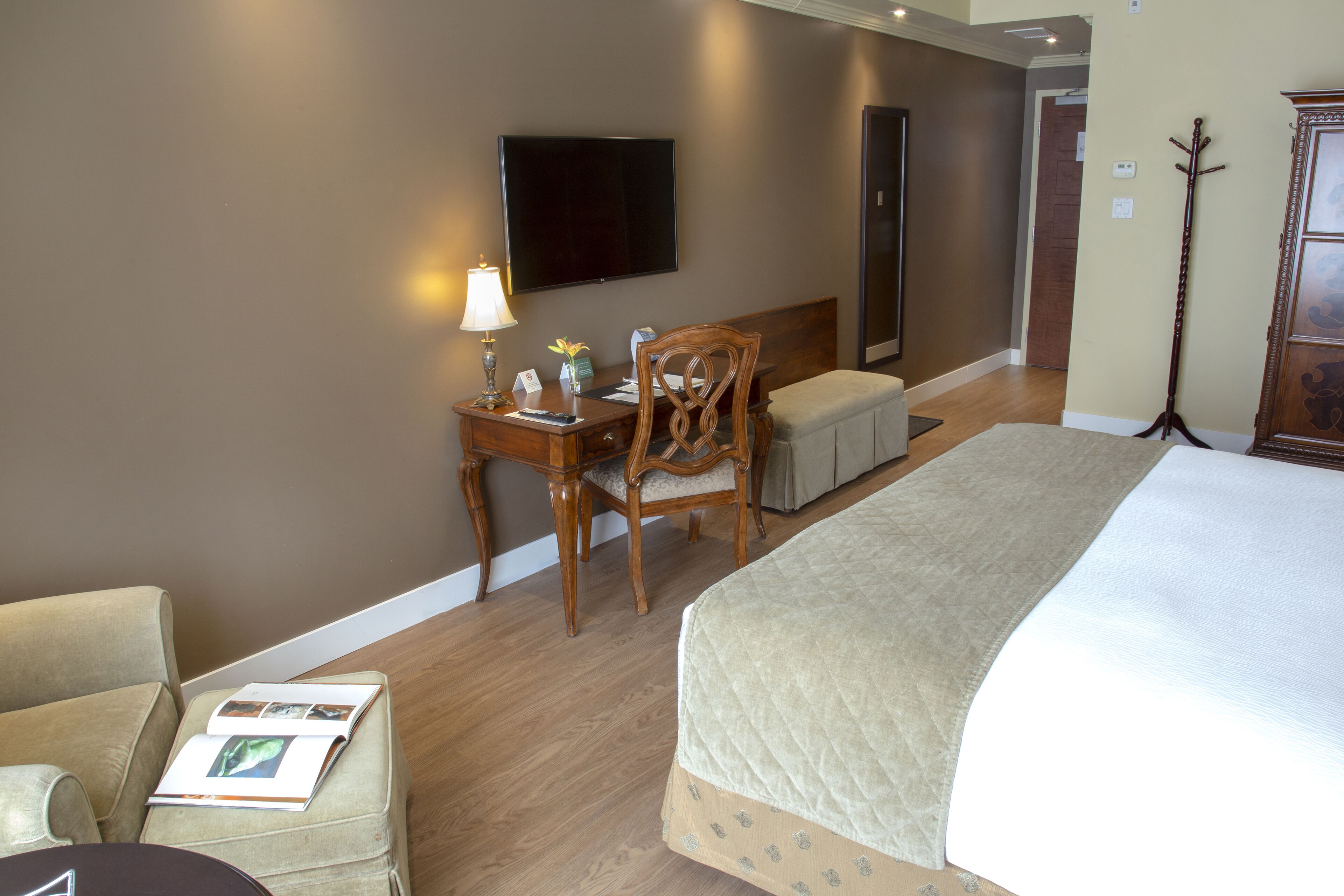 standard room, 1 king bed | hypo-allergenic bedding, down duvets, desk, laptop workspace