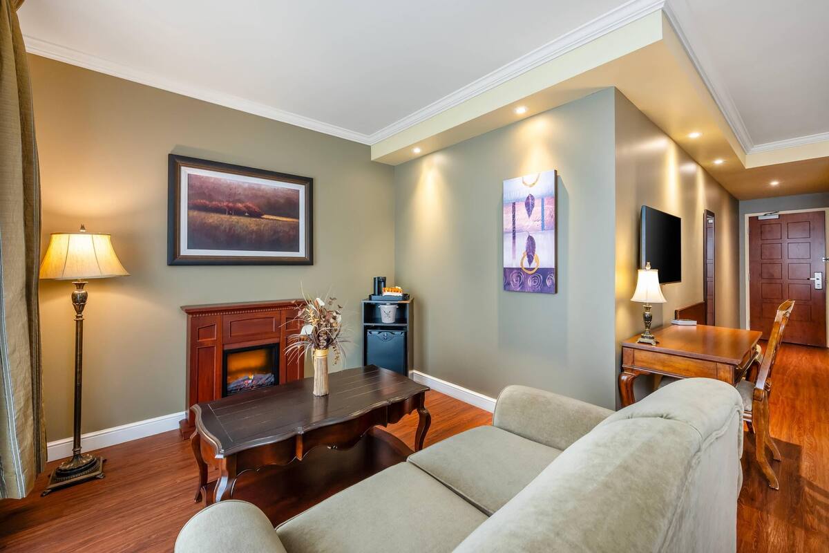 Suite, Multiple Beds, Non Smoking | Hypo-allergenic bedding available, down comforters, desk