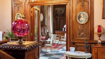 Lobby lounge