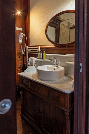 Superior Double Room | Bathroom | Free toiletries, hair dryer, bathrobes, slippers - Château du Colombier (Saint-Malo)