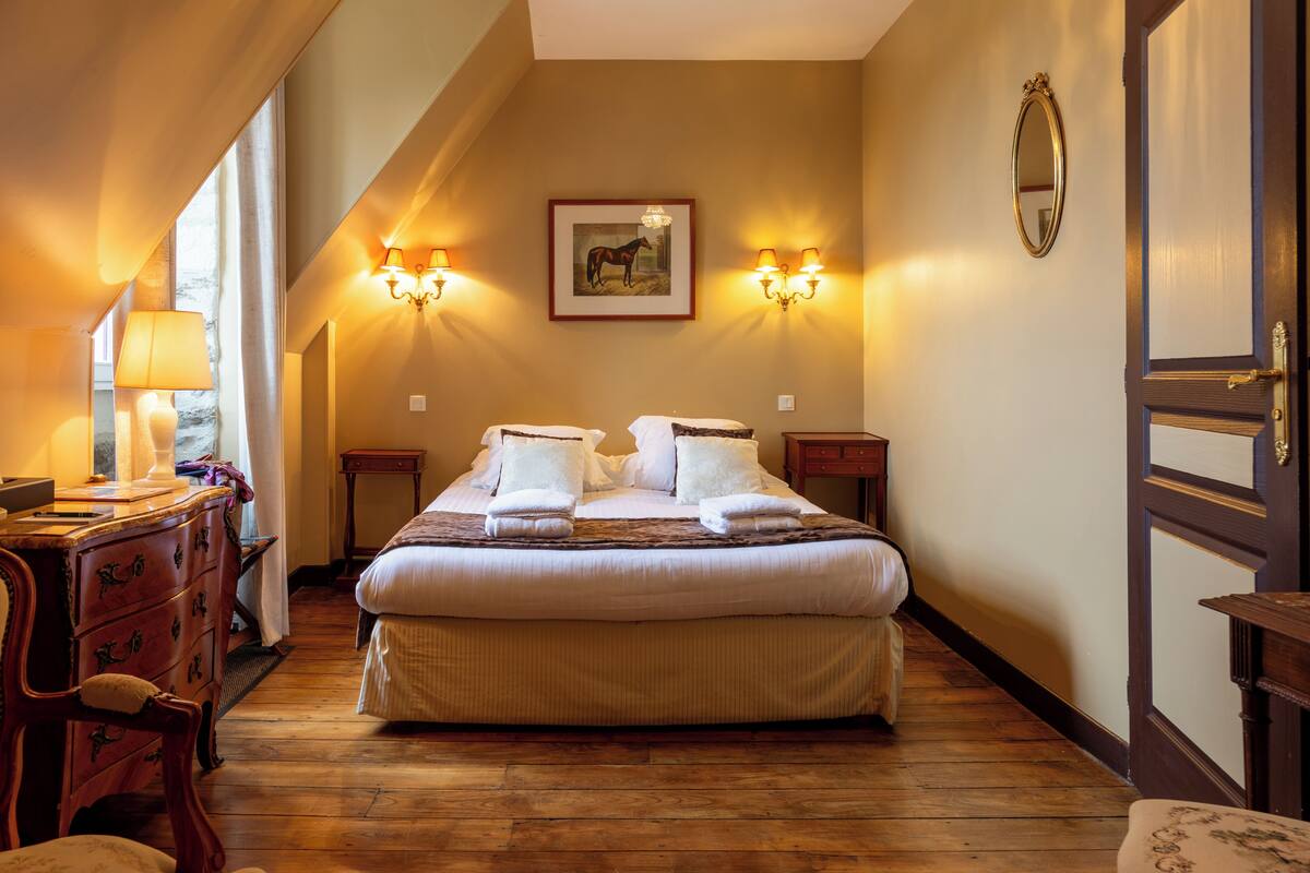 classic double room | premium bedding, in-room safe, individually decorated, desk