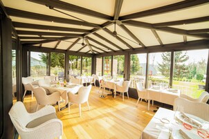 Petit déjeuner buffet (19 EUR par personne)