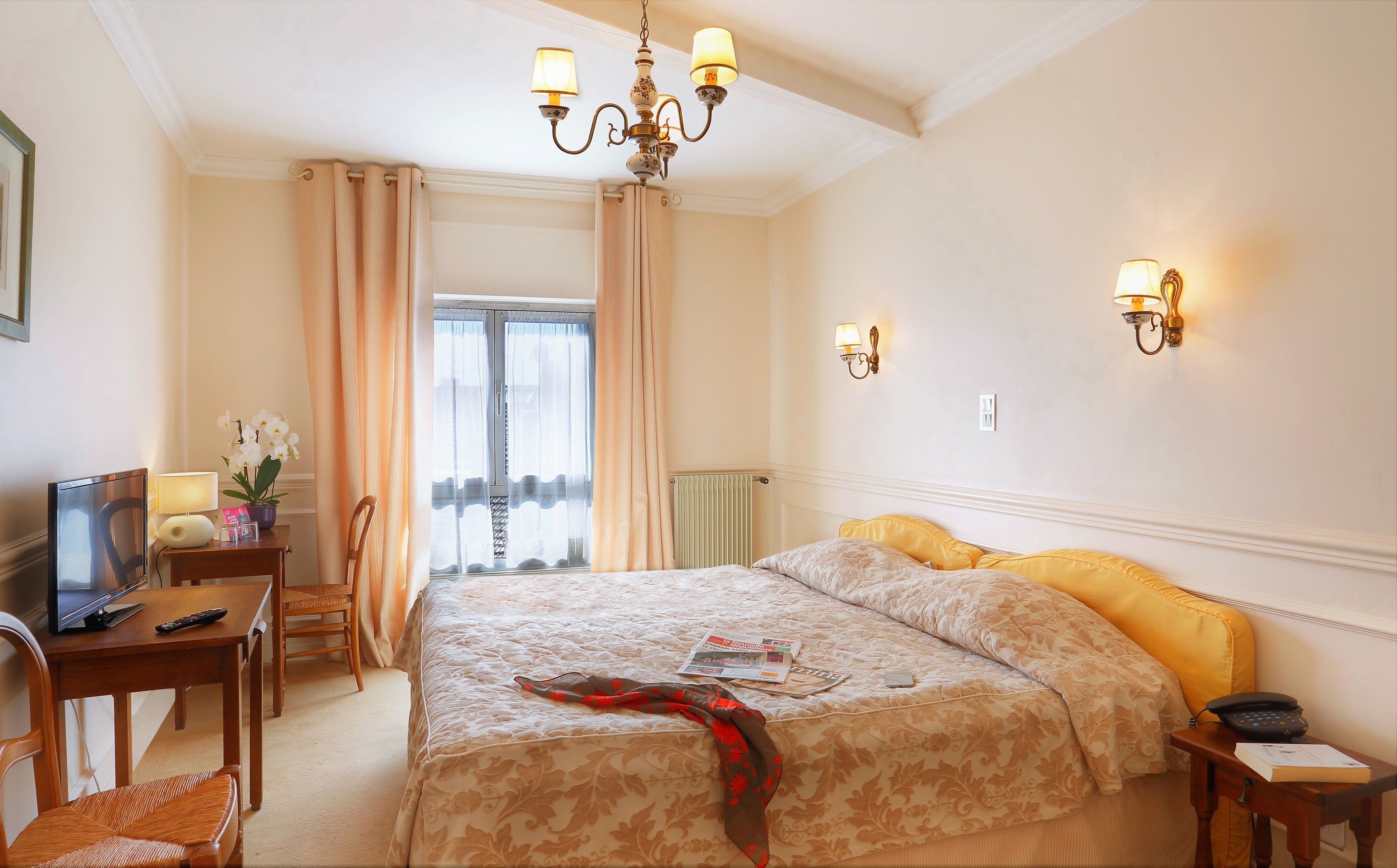 1 bedroom, desk, laptop workspace, soundproofing