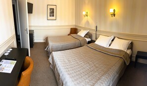 Comfort Triple Room | Desk, laptop workspace, soundproofing, iron/ironing board - Hostellerie des Trois Pigeons (Paray-le-Monial)