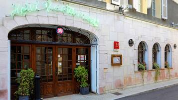 Vista frontal de la propiedad