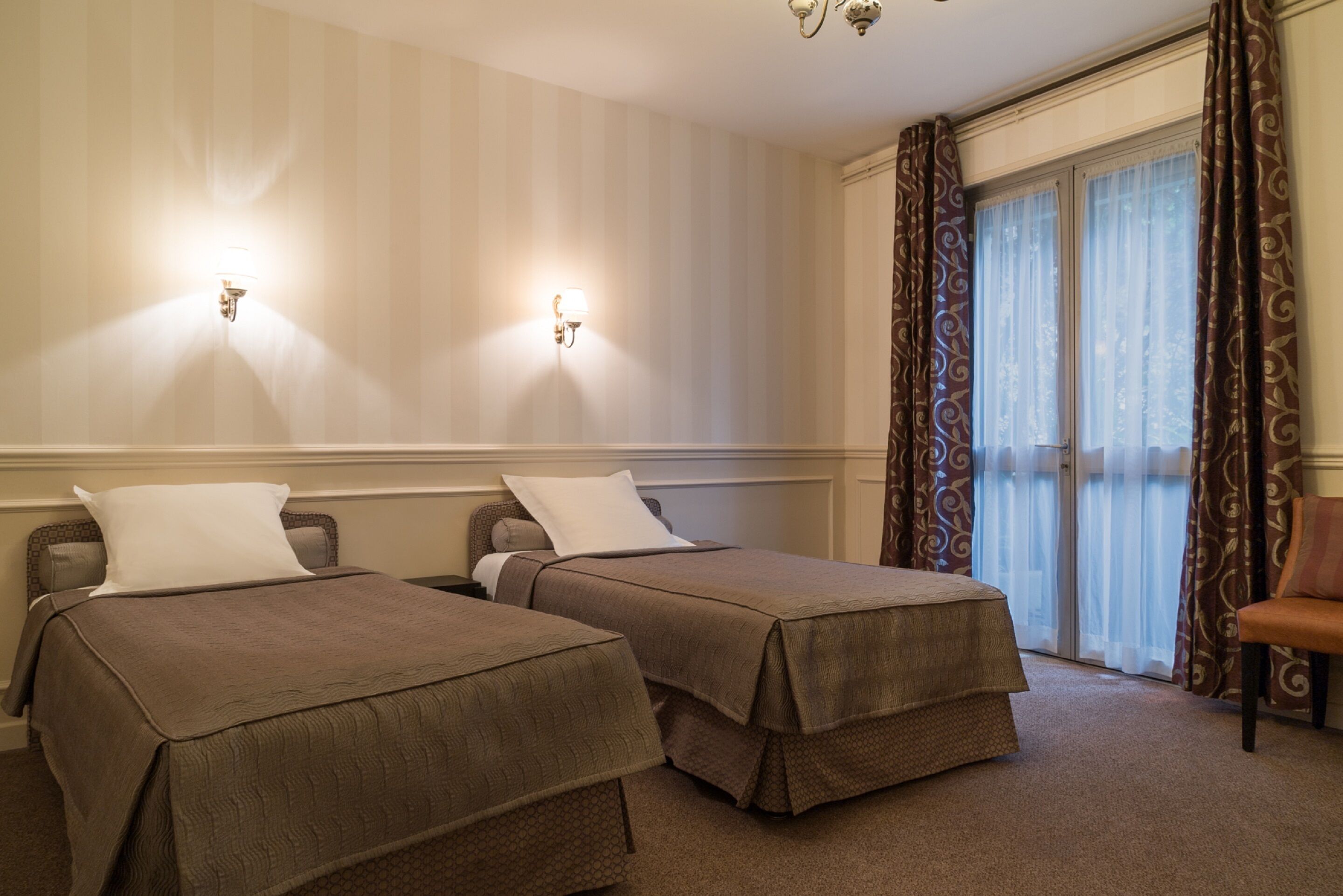 1 bedroom, desk, laptop workspace, soundproofing