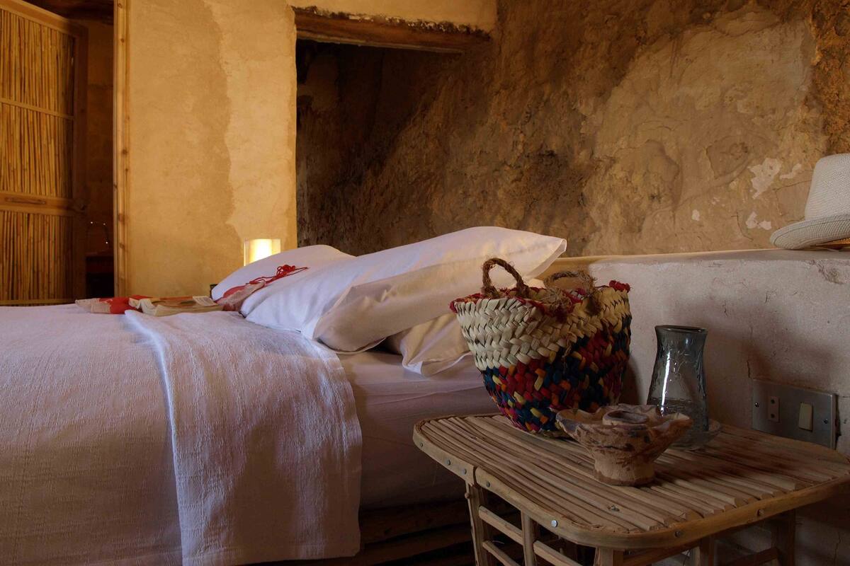 Tabla de planchar con plancha, wifi gratis y ropa de cama 