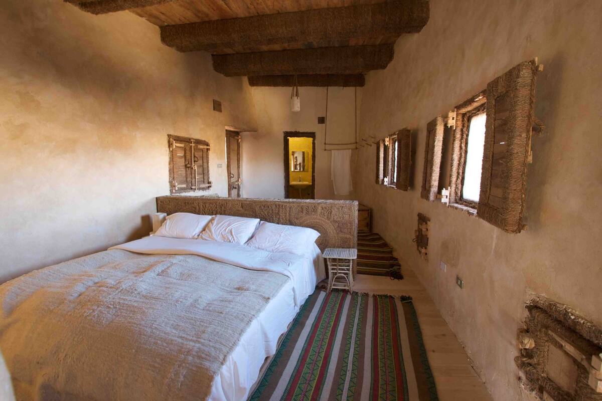 Tabla de planchar con plancha, wifi gratis y ropa de cama 