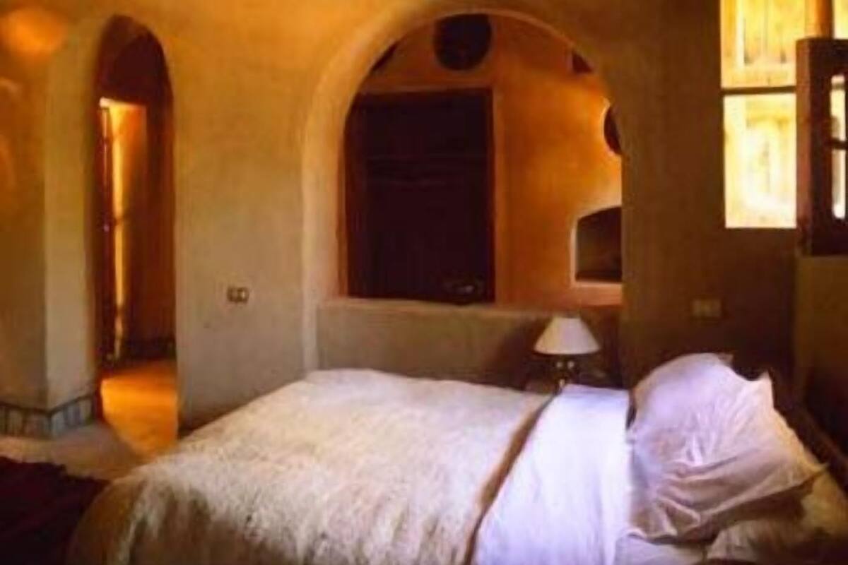 Tabla de planchar con plancha, wifi gratis y ropa de cama 