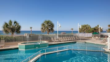 Una piscina techada, 2 piscinas al aire libre