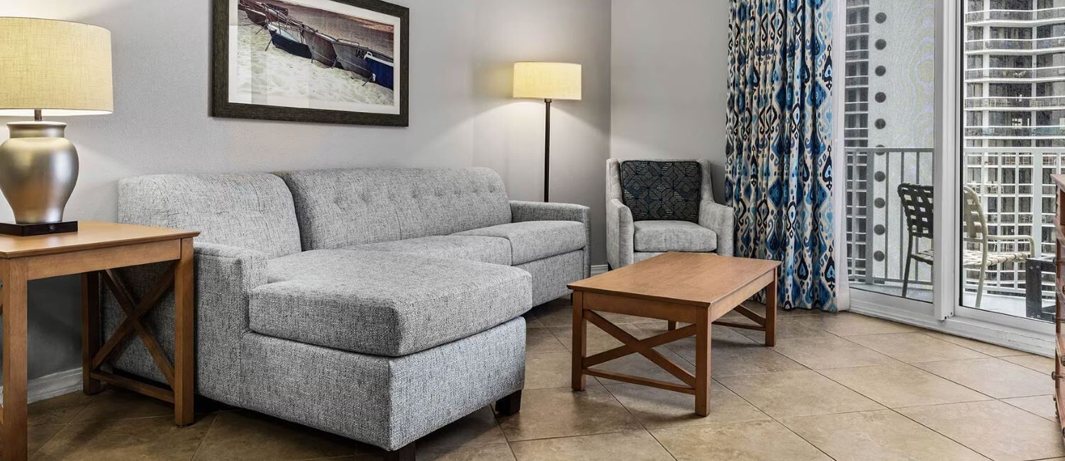 Condo Deluxe, 2 habitaciones, cocina | Área de sala de estar | Televisión de 32 pulgadas con canales por cable 