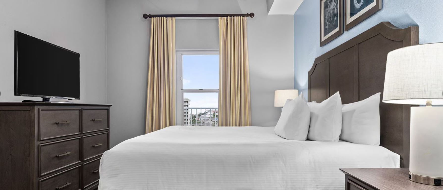 Suite, 1 Bedroom | 1 bedroom, in-room safe, iron/ironing board, free WiFi