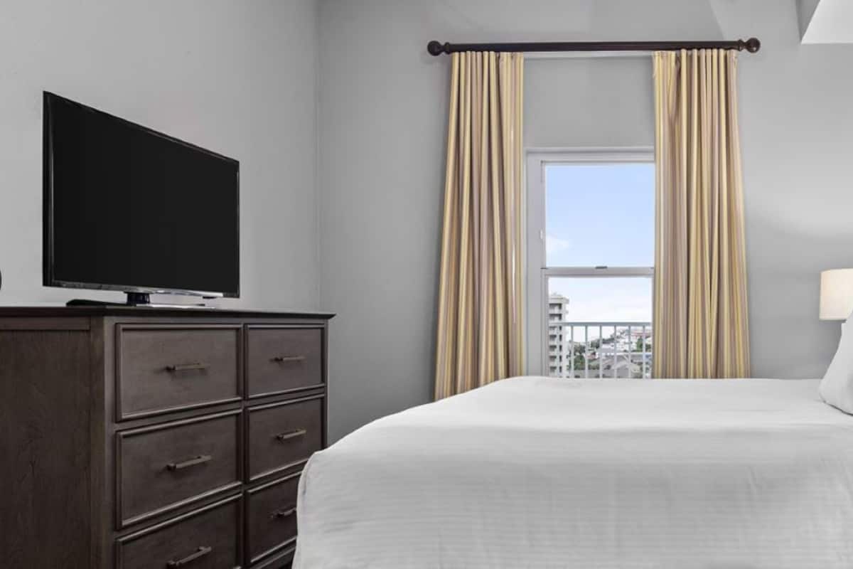 Suite, 1 Bedroom | 1 bedroom, in-room safe, iron/ironing board, free WiFi