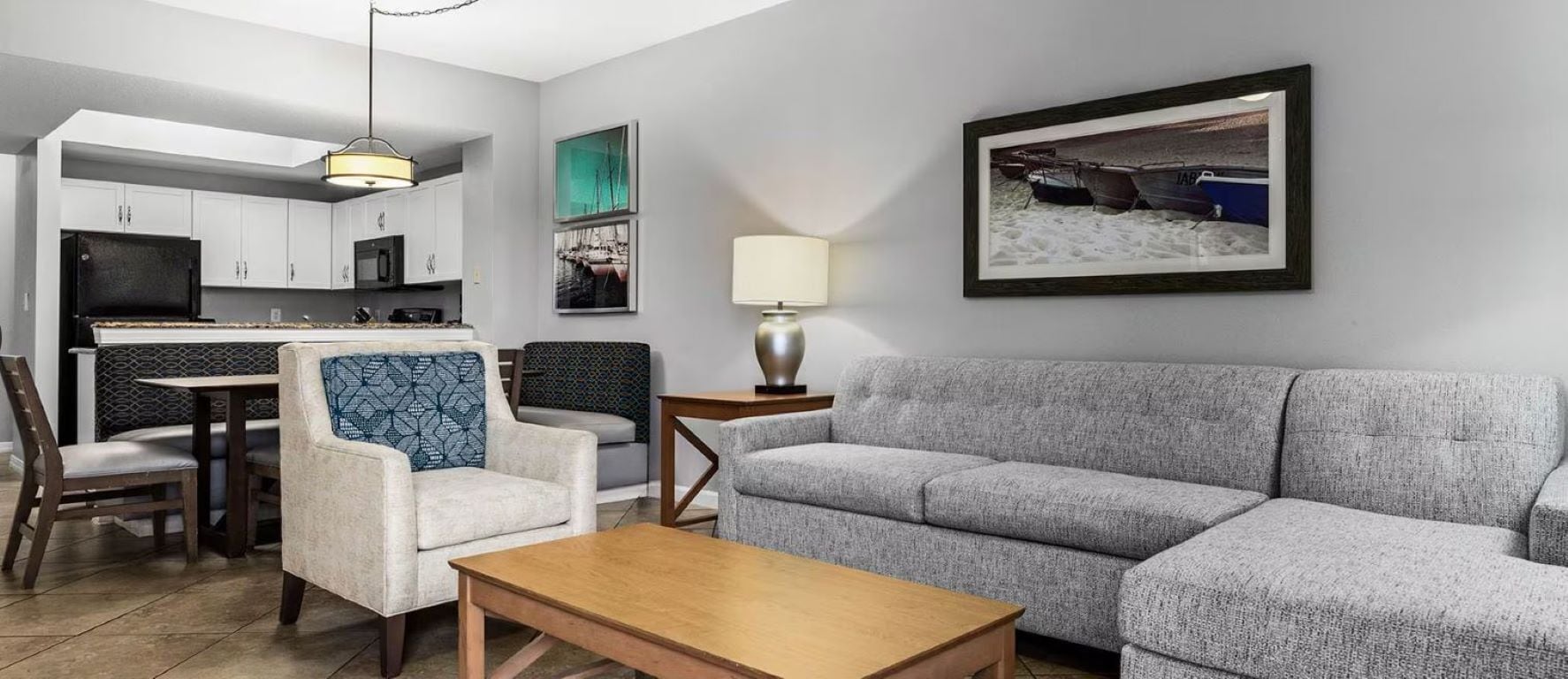 Suite Deluxe, 1 habitación | Área de sala de estar | Televisión de 32 pulgadas con canales por cable 