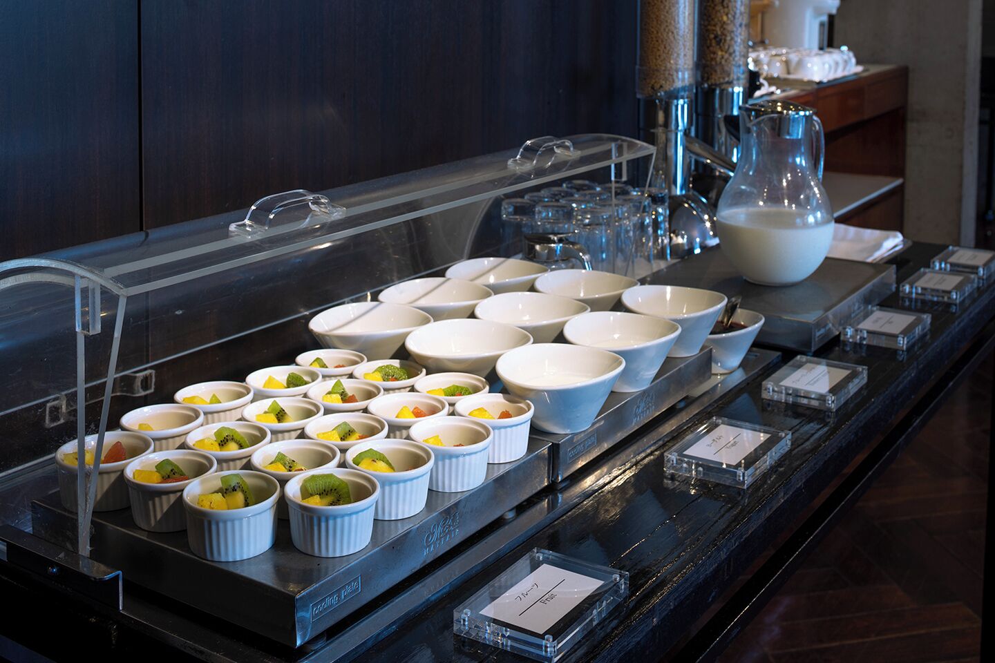 Un buffet proposant divers plats et salades.