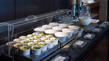 Un buffet proposant divers plats et salades.